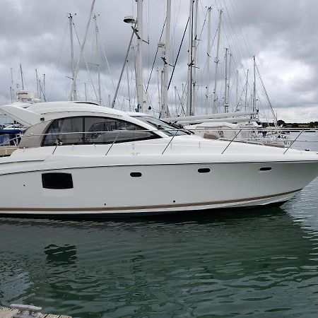 Zen Dog Luxury Motor Yacht Hotel Lymington Exterior photo
