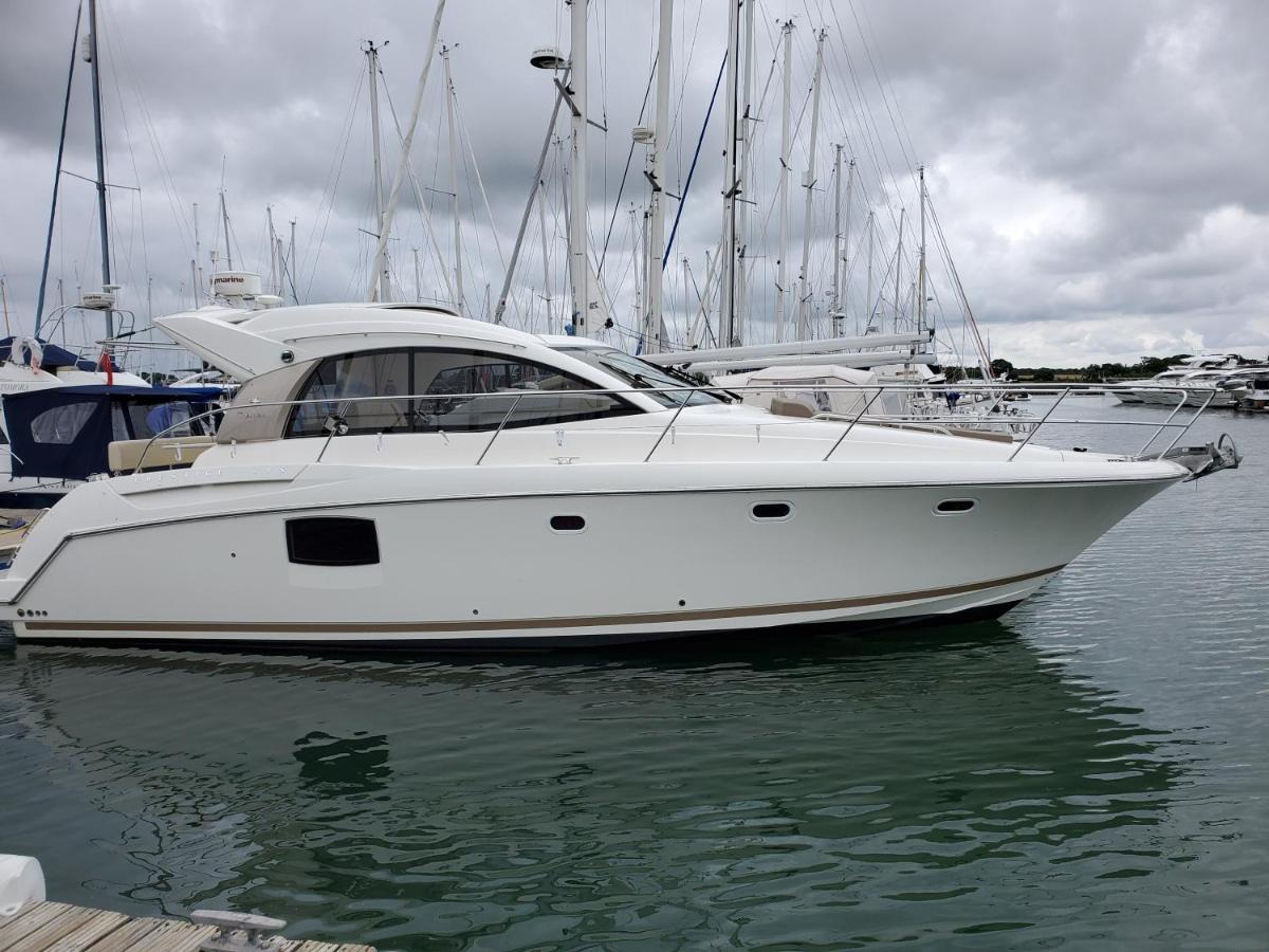 Zen Dog Luxury Motor Yacht Hotel Lymington Exterior photo