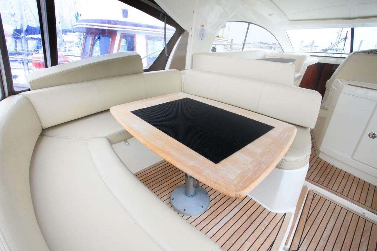 Zen Dog Luxury Motor Yacht Hotel Lymington Exterior photo