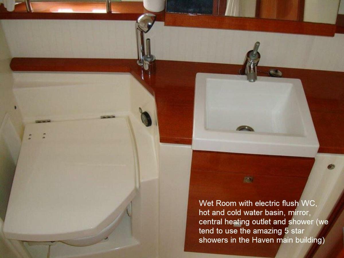 Zen Dog Luxury Motor Yacht Hotel Lymington Exterior photo