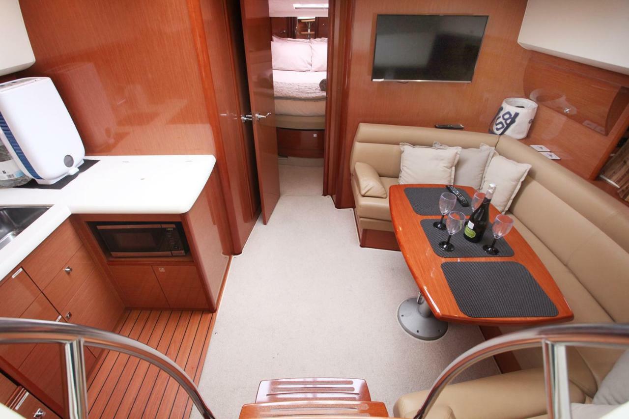 Zen Dog Luxury Motor Yacht Hotel Lymington Exterior photo