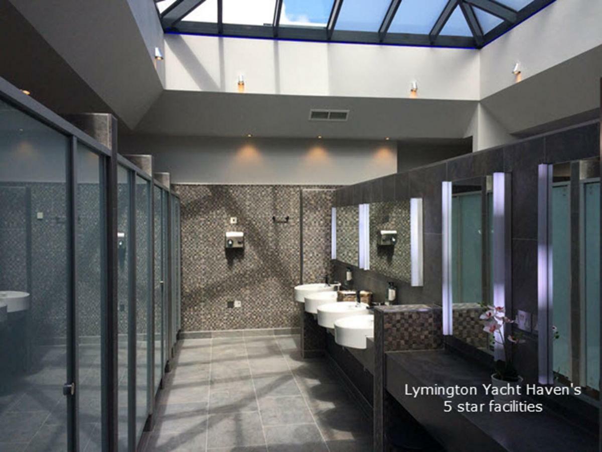 Zen Dog Luxury Motor Yacht Hotel Lymington Exterior photo